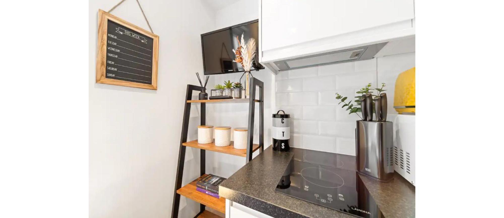 The *best* Airbnb For Transport In London! Promise London