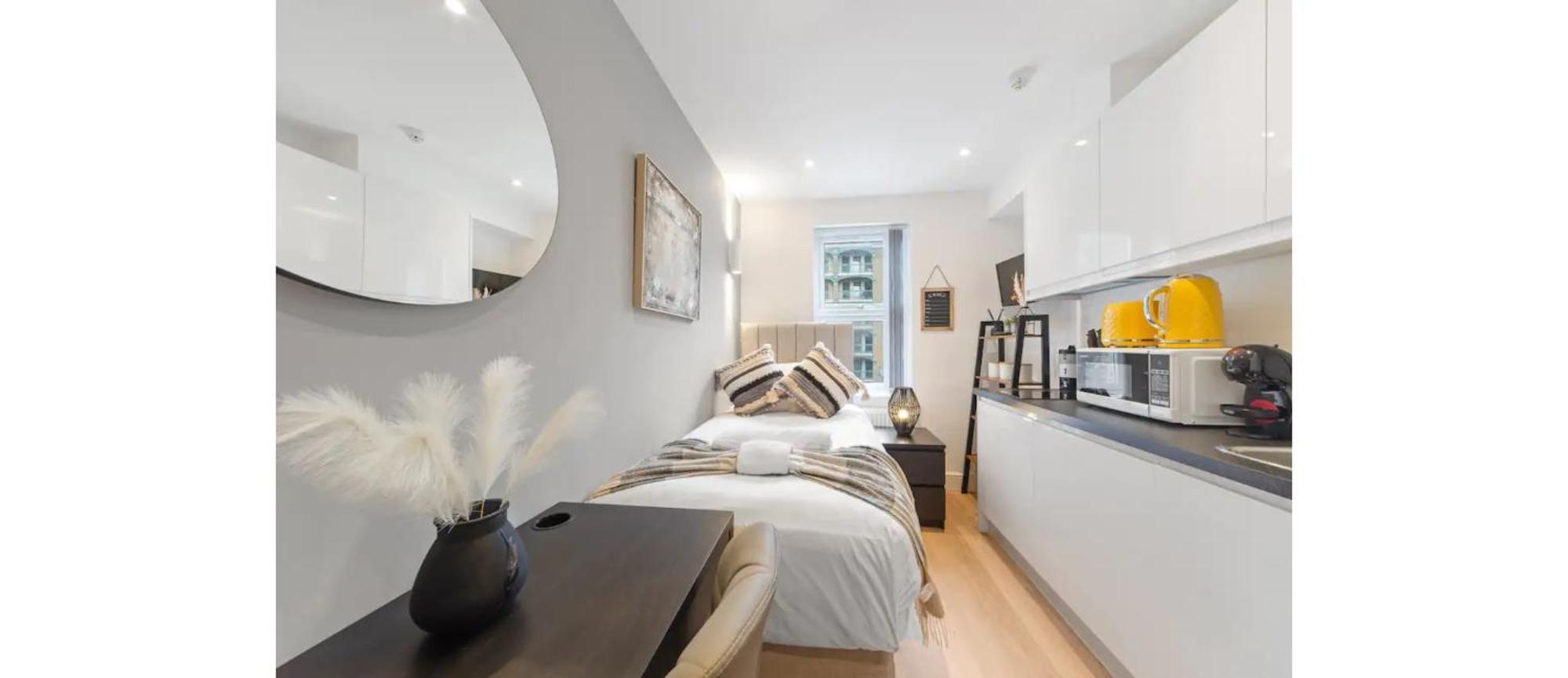 The *best* Airbnb For Transport In London! Promise Apartment *