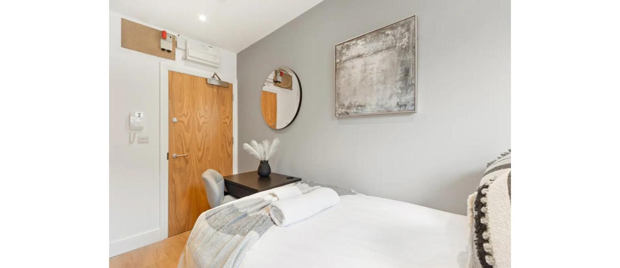 The *best* Airbnb For Transport In London! Promise *