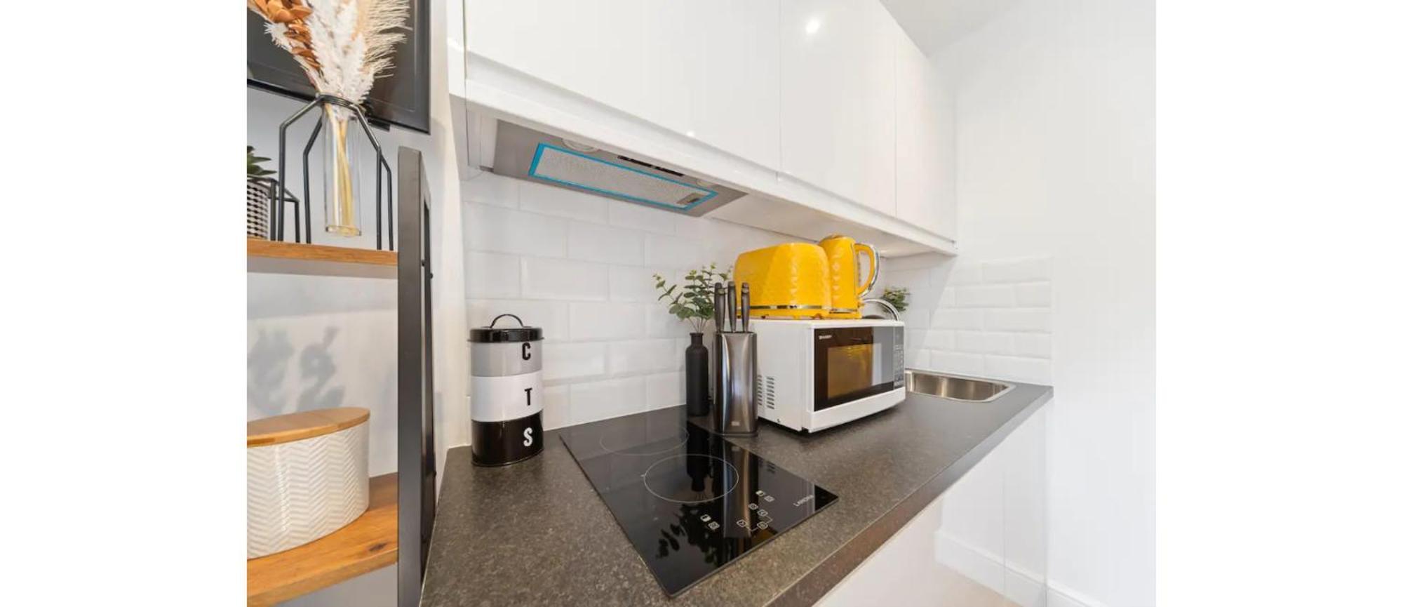 The *best* Airbnb For Transport In London! Promise Apartment *