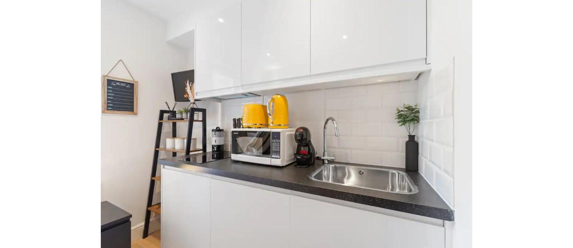 The *best* Airbnb For Transport In London! Promise * London