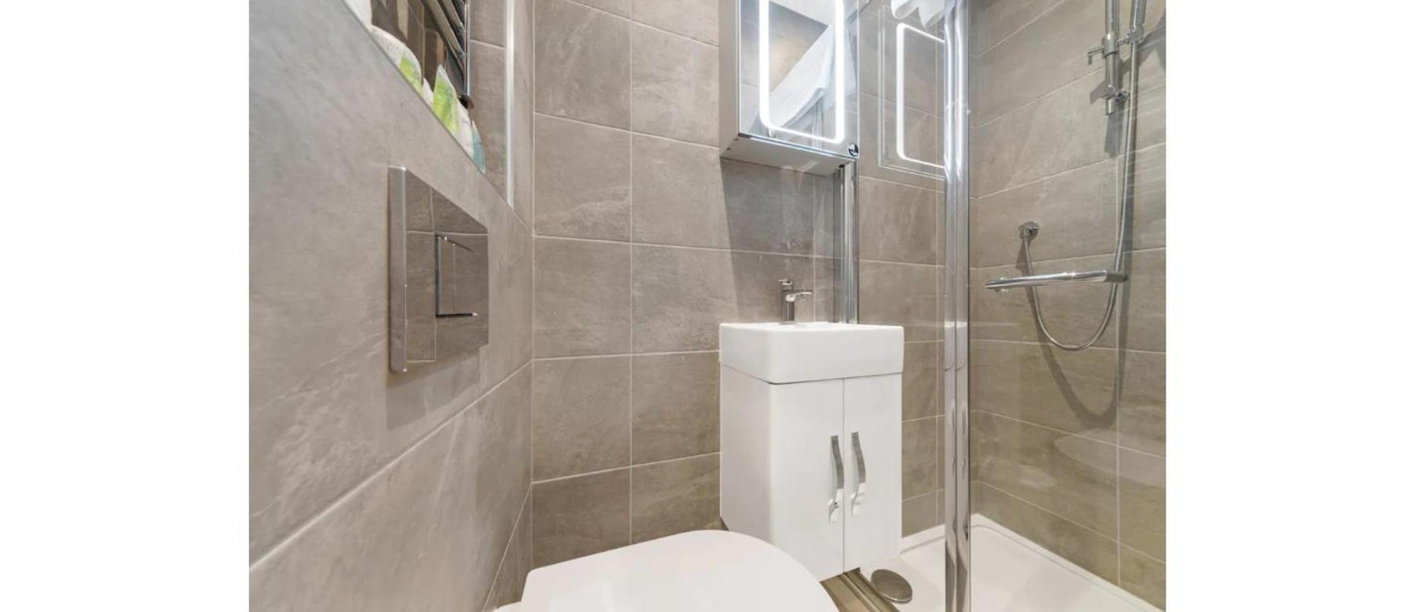 The *best* Airbnb For Transport In London! Promise